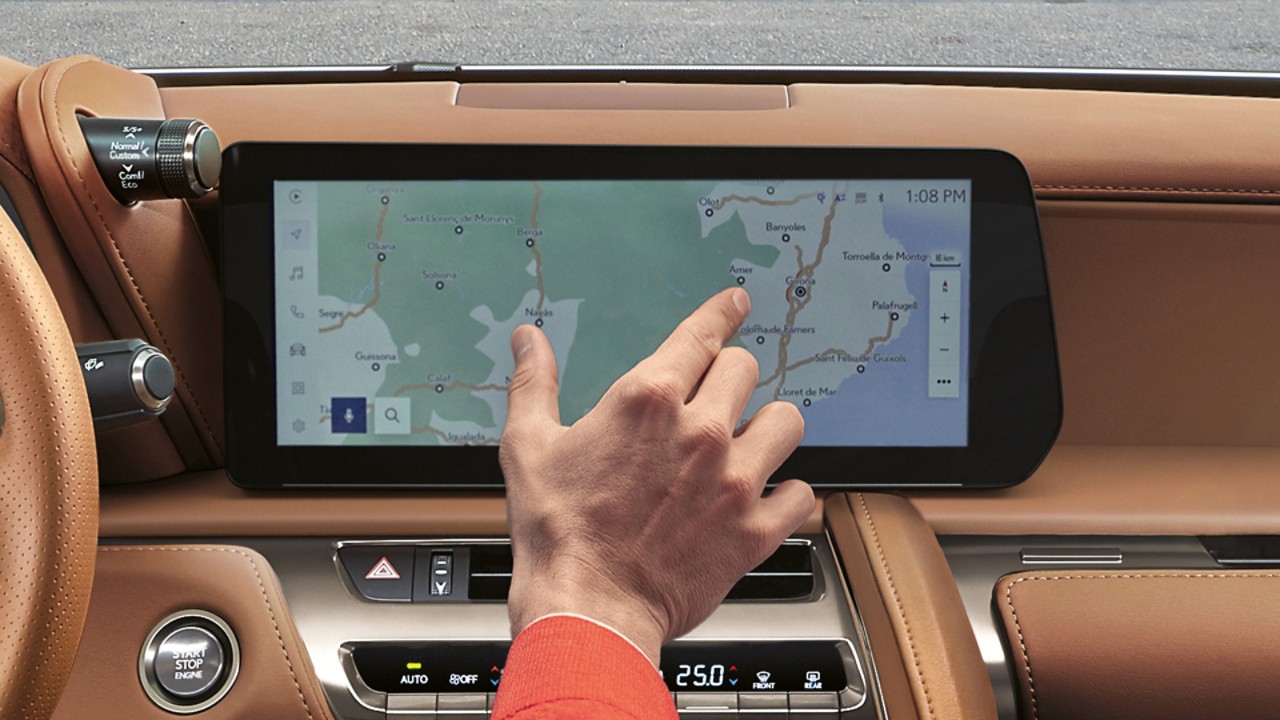 Lexus LC extra-wide colour head-up display